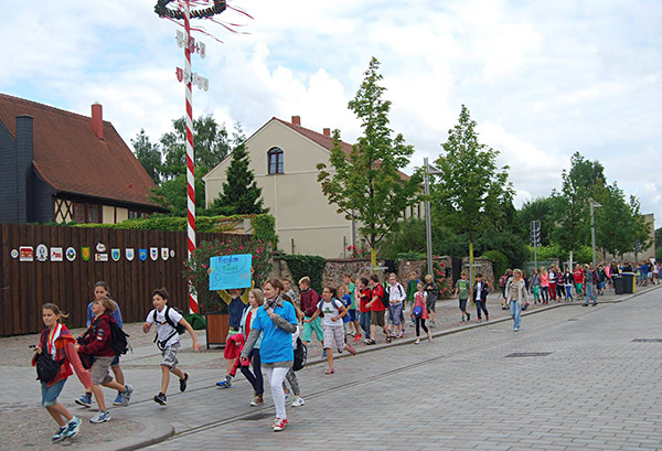 Sch&uuml;ler des Ecole-Gymnasiums demonstrieren f&uuml;r Menschenrechte
