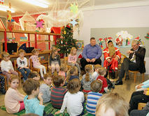 Minister liest im Kindergarten