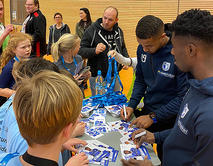 Schulsozialarbeit_Fu�ballturnier_Autogrammstunde